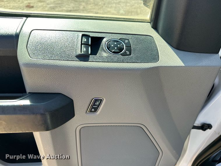 image for item EJ8991 2017 Ford  F350 Super Duty  flatbed pickup truck