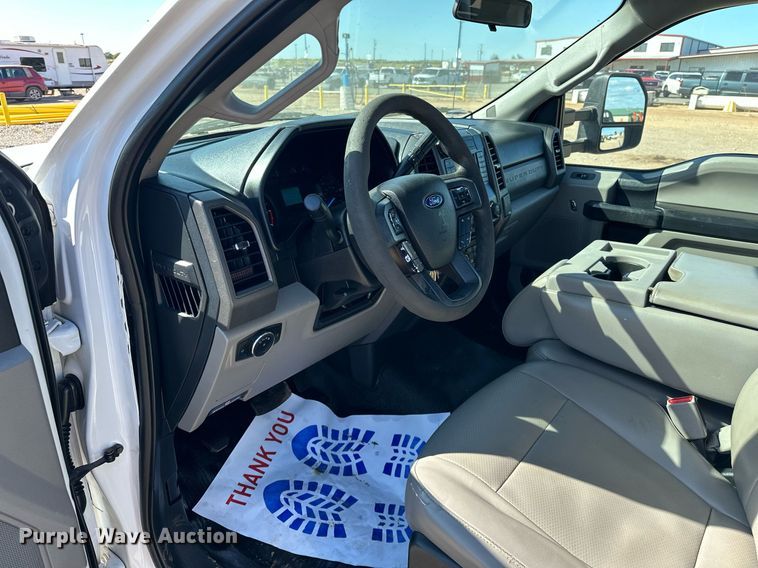 image for item EJ8991 2017 Ford  F350 Super Duty  flatbed pickup truck