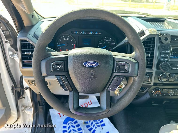 image for item EJ8991 2017 Ford  F350 Super Duty  flatbed pickup truck