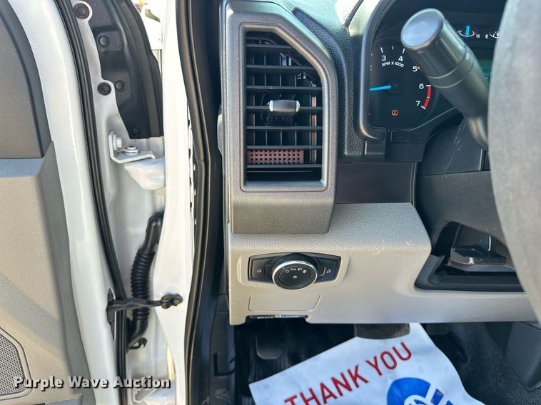 image for item EJ8991 2017 Ford  F350 Super Duty  flatbed pickup truck