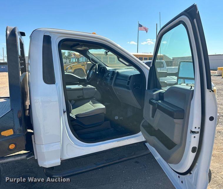 image for item EJ8991 2017 Ford  F350 Super Duty  flatbed pickup truck