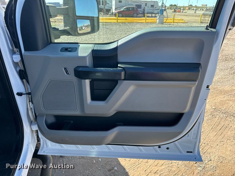 image for item EJ8991 2017 Ford  F350 Super Duty  flatbed pickup truck