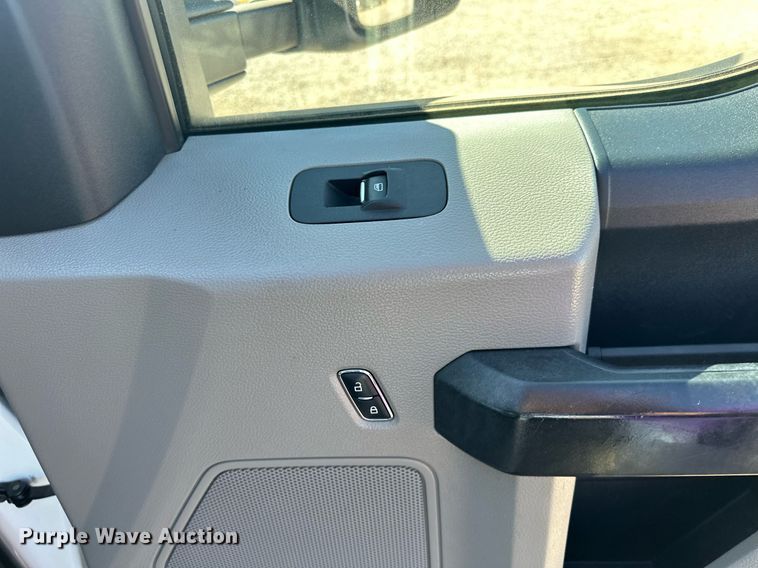 image for item EJ8991 2017 Ford  F350 Super Duty  flatbed pickup truck