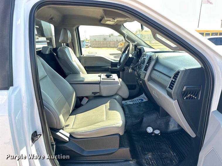 image for item EJ8991 2017 Ford  F350 Super Duty  flatbed pickup truck