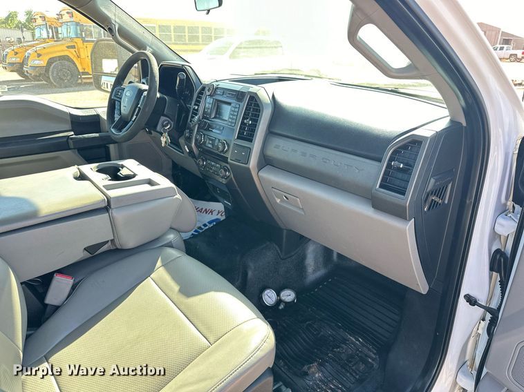 image for item EJ8991 2017 Ford  F350 Super Duty  flatbed pickup truck