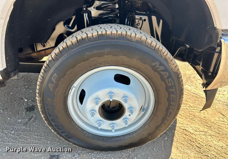 image for item EJ8991 2017 Ford  F350 Super Duty  flatbed pickup truck