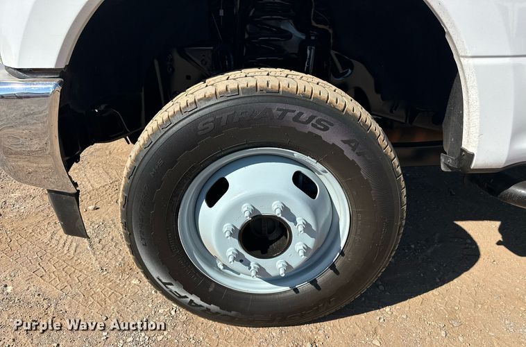 image for item EJ8991 2017 Ford  F350 Super Duty  flatbed pickup truck