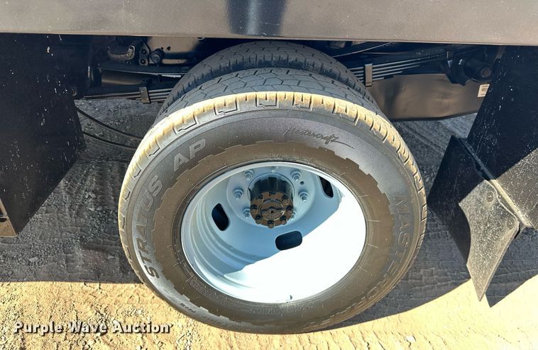 image for item EJ8991 2017 Ford  F350 Super Duty  flatbed pickup truck