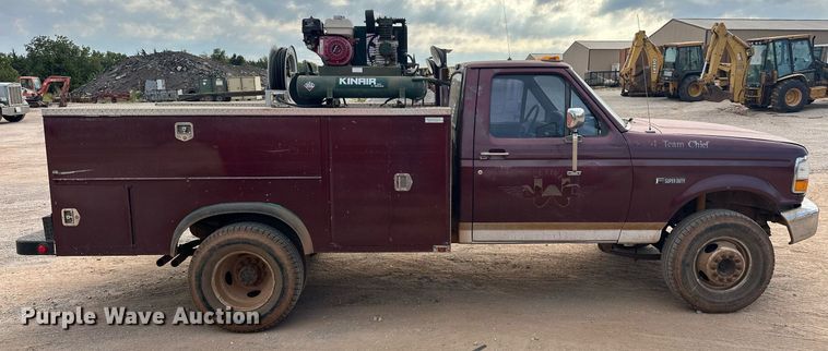 image for item EK0002 1994 Ford F450 Super Duty utility / service truck