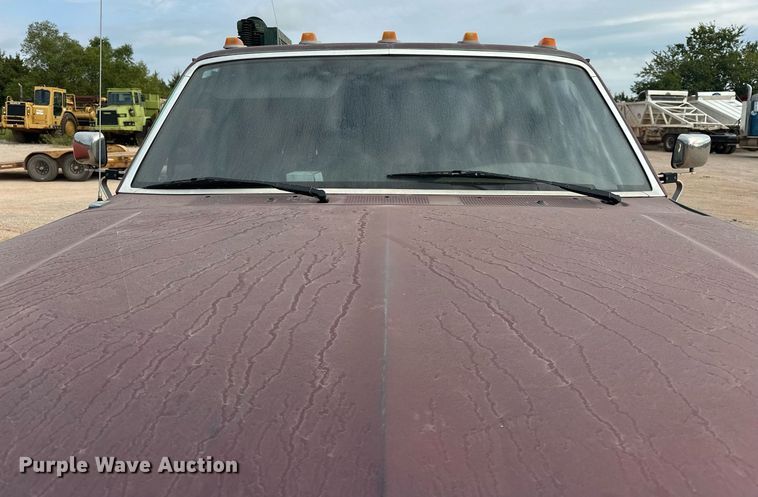 image for item EK0002 1994 Ford F450 Super Duty utility / service truck