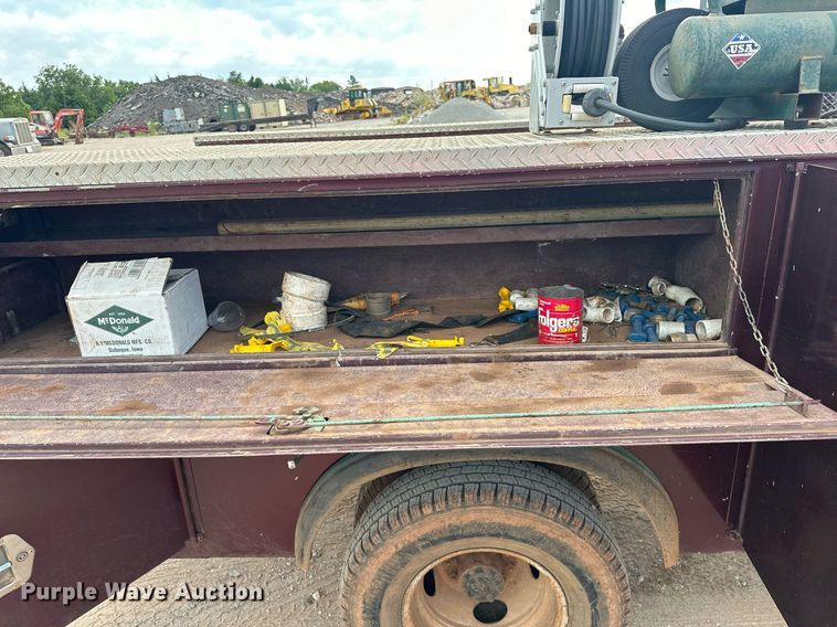 image for item EK0002 1994 Ford F450 Super Duty utility / service truck