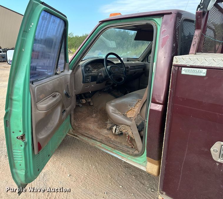 image for item EK0002 1994 Ford F450 Super Duty utility / service truck