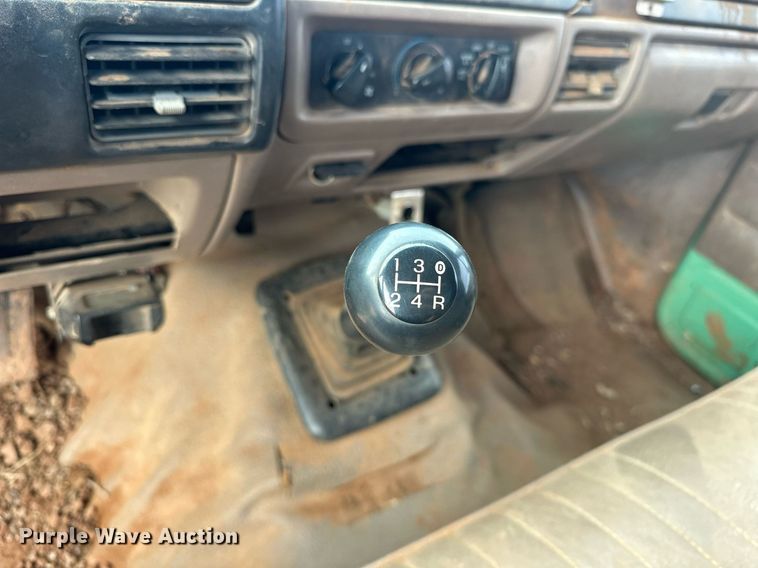 image for item EK0002 1994 Ford F450 Super Duty utility / service truck