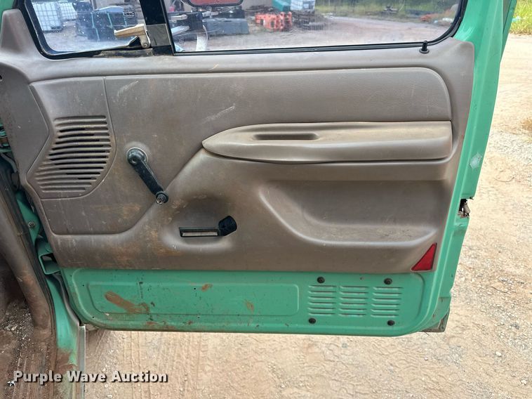 image for item EK0002 1994 Ford F450 Super Duty utility / service truck