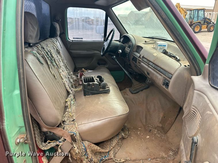 image for item EK0002 1994 Ford F450 Super Duty utility / service truck