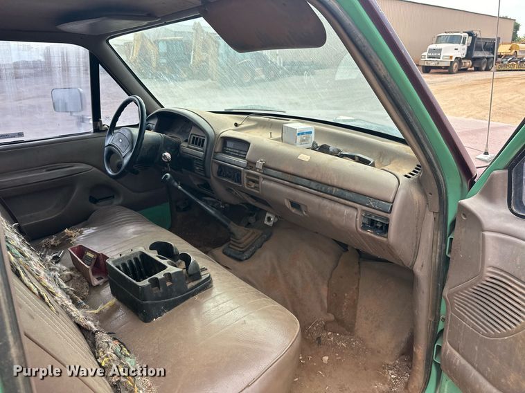 image for item EK0002 1994 Ford F450 Super Duty utility / service truck