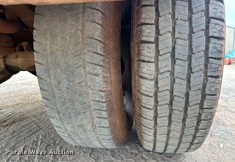 image for item EK0002 1994 Ford F450 Super Duty utility / service truck