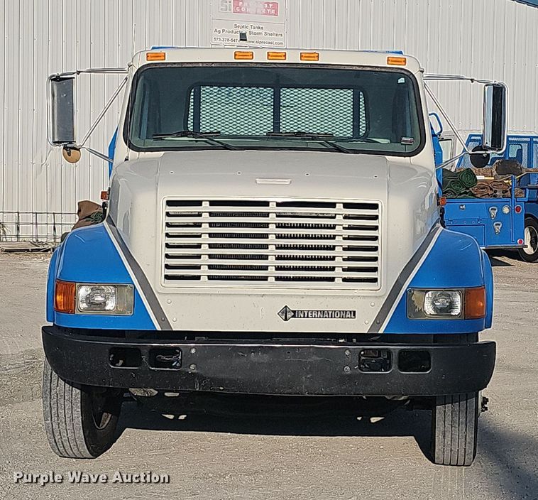 image for item EK0887 2001 International  4700 flatbed truck