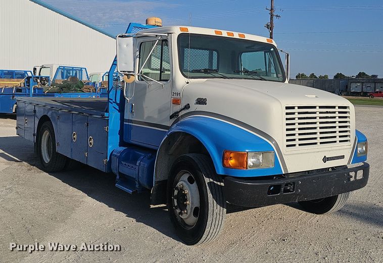 image for item EK0887 2001 International  4700 flatbed truck