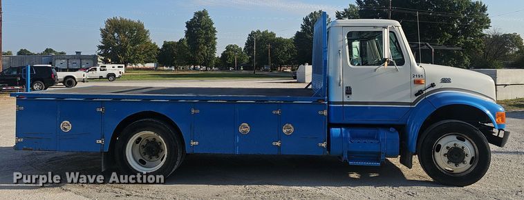 image for item EK0887 2001 International  4700 flatbed truck