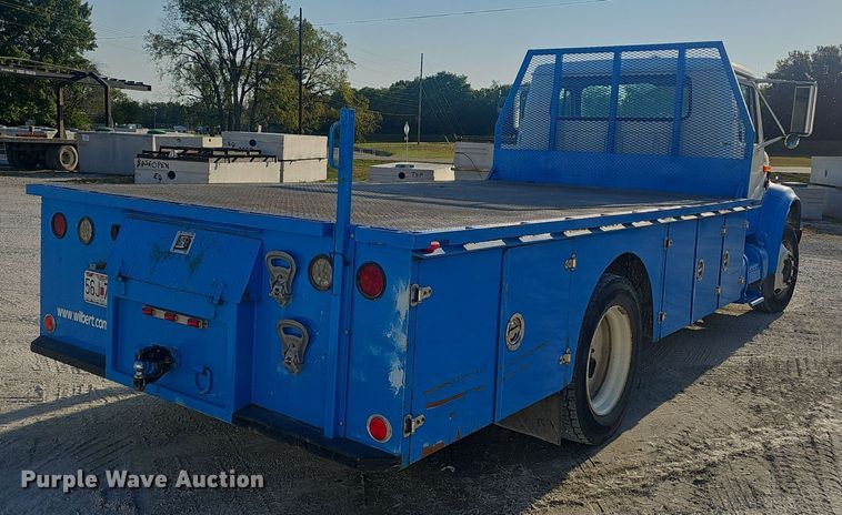 image for item EK0887 2001 International  4700 flatbed truck