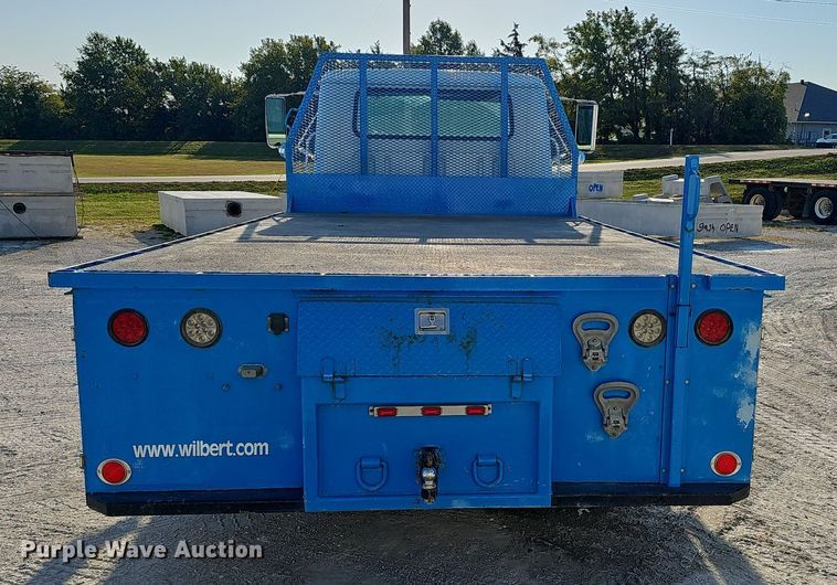 image for item EK0887 2001 International  4700 flatbed truck