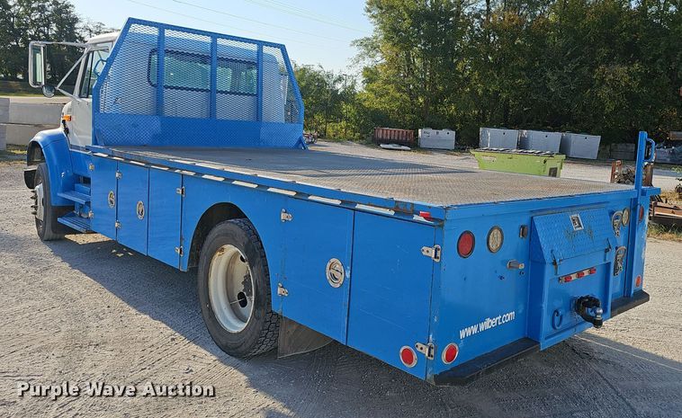 image for item EK0887 2001 International  4700 flatbed truck