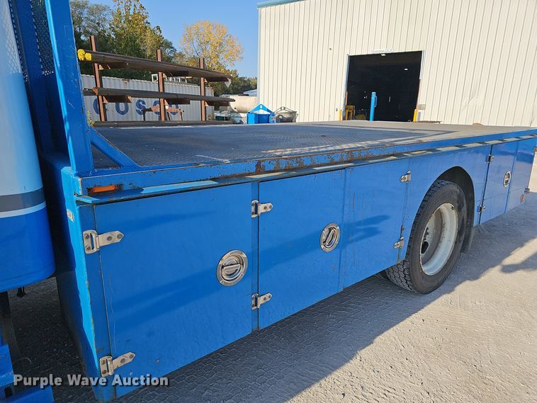 image for item EK0887 2001 International  4700 flatbed truck