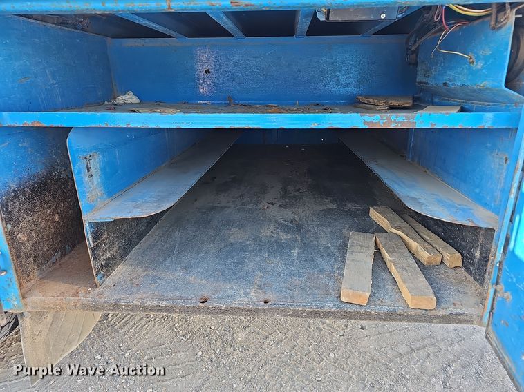 image for item EK0887 2001 International  4700 flatbed truck