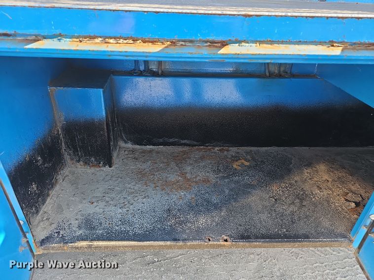 image for item EK0887 2001 International  4700 flatbed truck