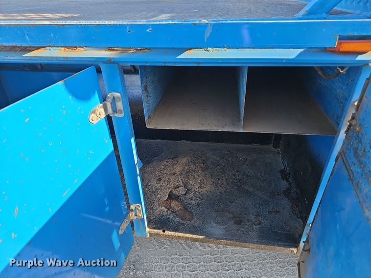 image for item EK0887 2001 International  4700 flatbed truck