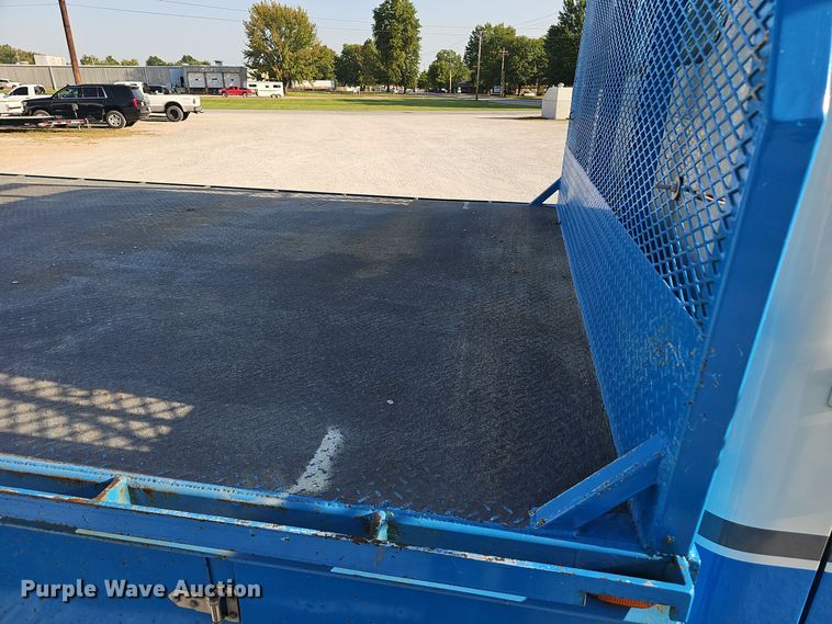 image for item EK0887 2001 International  4700 flatbed truck