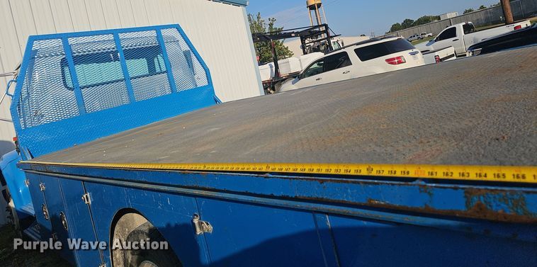 image for item EK0887 2001 International  4700 flatbed truck