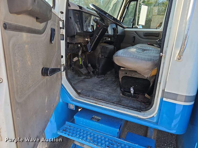 image for item EK0887 2001 International  4700 flatbed truck