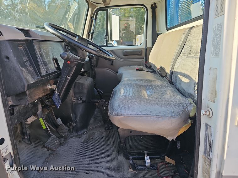 image for item EK0887 2001 International  4700 flatbed truck