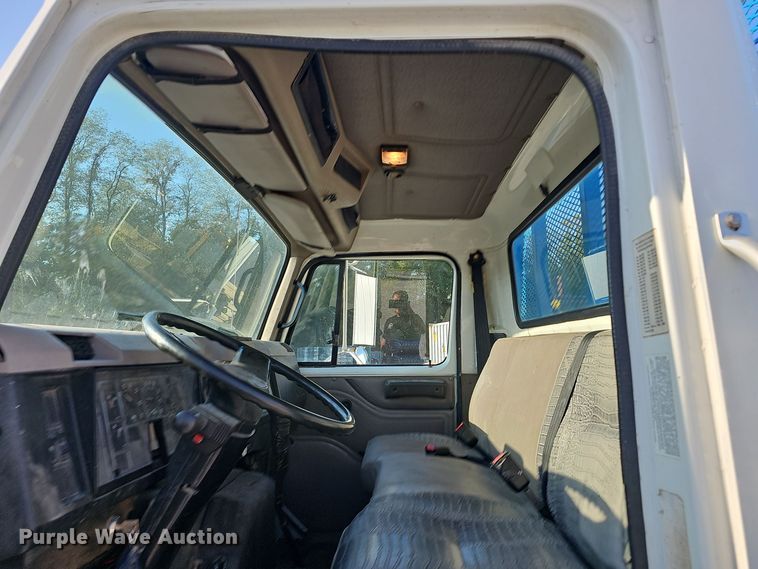 image for item EK0887 2001 International  4700 flatbed truck