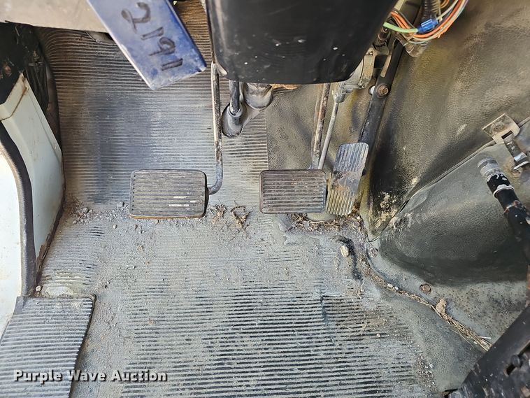 image for item EK0887 2001 International  4700 flatbed truck