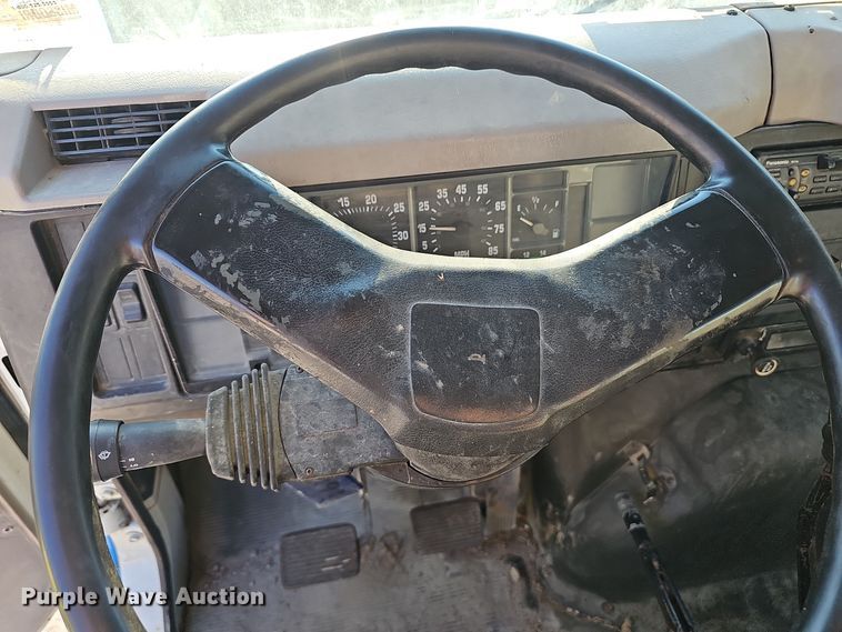 image for item EK0887 2001 International  4700 flatbed truck