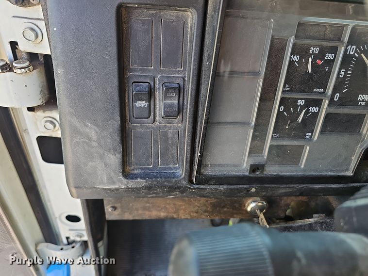 image for item EK0887 2001 International  4700 flatbed truck