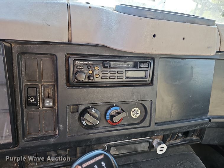 image for item EK0887 2001 International  4700 flatbed truck