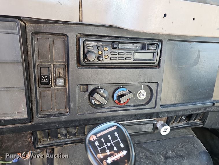 image for item EK0887 2001 International  4700 flatbed truck