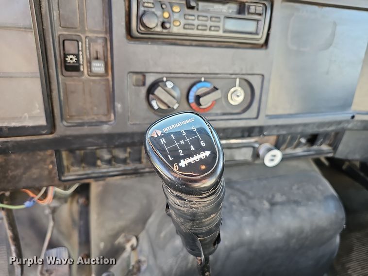 image for item EK0887 2001 International  4700 flatbed truck