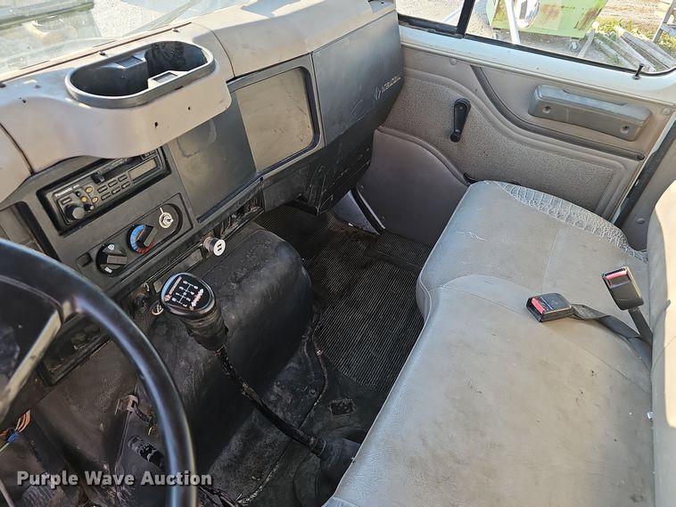 image for item EK0887 2001 International  4700 flatbed truck