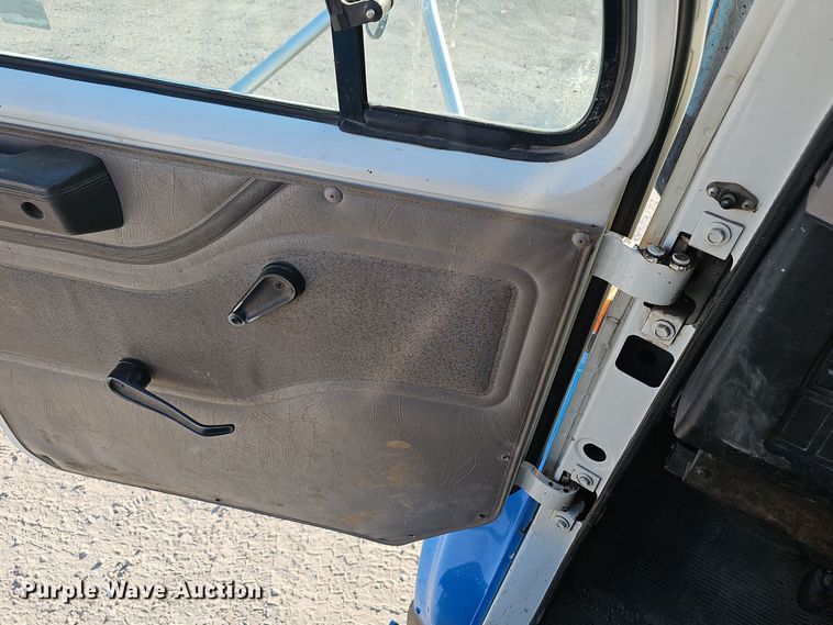 image for item EK0887 2001 International  4700 flatbed truck