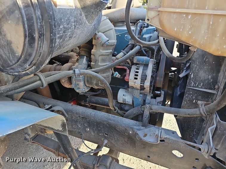 image for item EK0887 2001 International  4700 flatbed truck