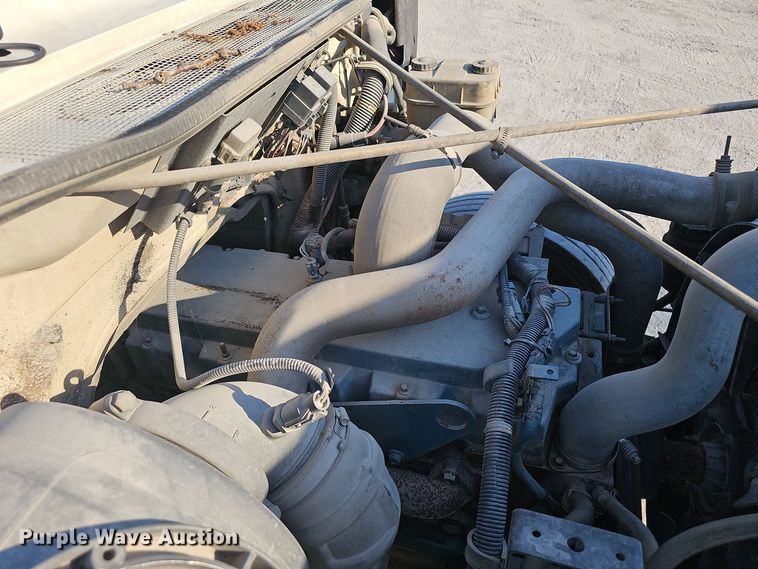 image for item EK0887 2001 International  4700 flatbed truck