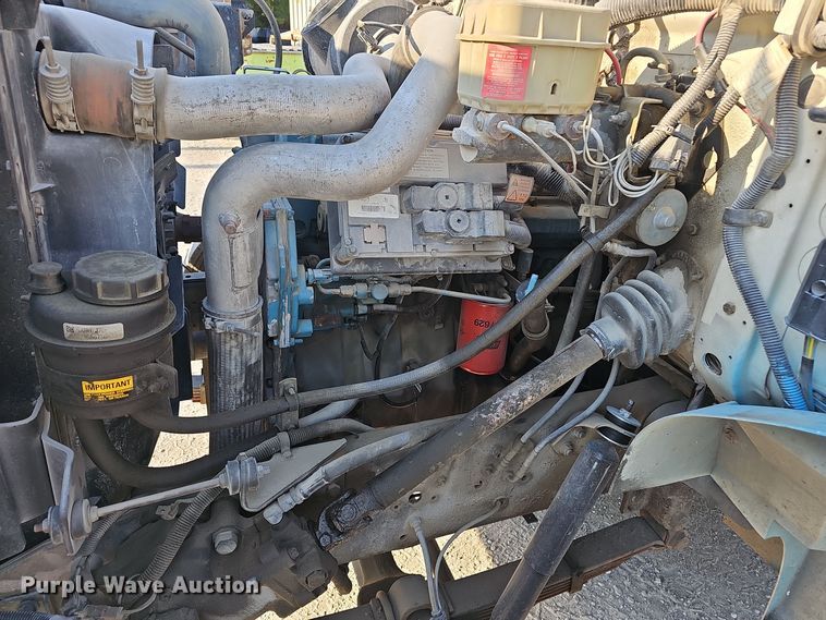 image for item EK0887 2001 International  4700 flatbed truck