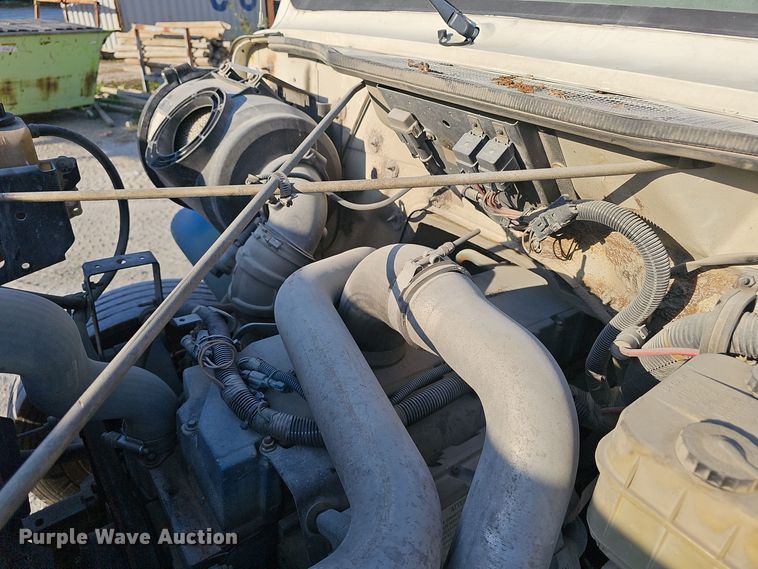 image for item EK0887 2001 International  4700 flatbed truck