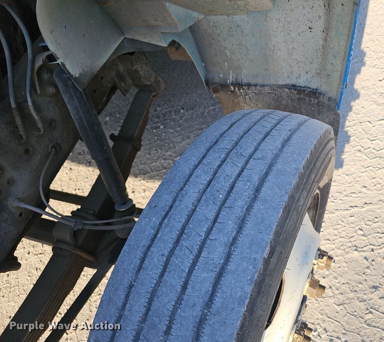 image for item EK0887 2001 International  4700 flatbed truck