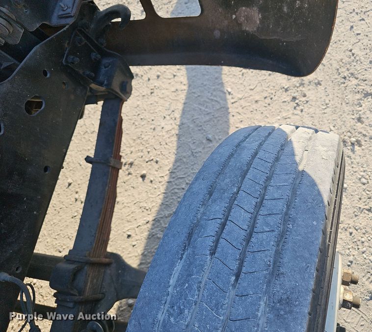 image for item EK0887 2001 International  4700 flatbed truck